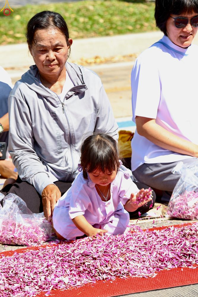 ภาพ No.304124:วันที่ 25 มกราคม พ.ศ. 2569 พิธีต้อนรับพระธรรมยาตรา  รร.สามัคคีราษฏร์บำรุง-วัดพระธรรมกาย ในโครงการธรรมยาตรา กตัญญูบูชา มหาปูชนียาจารย์ พระมงคลเทพมุนี(สด จนฺทสโร) พระผู้ปราบมาร อนุสรณ์สถาน 7 แห่ง ปีที่ 14