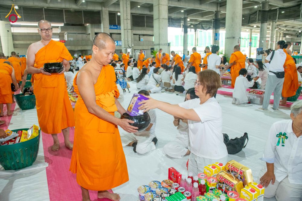 ภาพ No.342924:วันอาทิตย์ที่ 9 สิงหาคม พ.ศ.2569 พิธีตักบาตรฉลองพระใหม่ โครงการบรรพชาและอุปสมบทหมู่ รุ่นเข้าพรรษา ณ มหารัตนวิหาคด คอร์ 26 วัดพระธรรมกาย