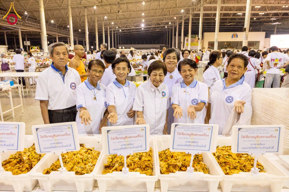 ภาพ No.279117:วันที่ 2 มกราคม พ.ศ.2569 พิธีถวายภัตตาหารเป็นสังฆทาน แด่พระธรรมยาตรา ณ วัดพระธรรมกาย ปทุมธานี ในโครงการธรรมยาตรา กตัญญูบูชา มหาปูชนียาจารย์ พระมงคลเทพมุนี(สด จนฺทสโร) พระผู้ปราบมาร อนุสรณ์สถาน 7 แห่ง ปีที่ 14