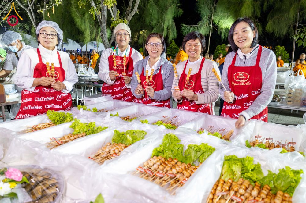 ภาพ No.292517:วันที่ 12 มกราคม พ.ศ. 2569 พิธีถวายภัตตาหารเป็นสังฆทาน แด่พระธรรมยาตรา ณ อนุสรณ์สถานมหาวิหารพระมงคลเทพมุนี (โลตัสแลนด์) อ.สองพี่น้อง จ.สุพรรณบุรี ในโครงการธรรมยาตรา กตัญญูบูชา มหาปูชนียาจารย์ พระมงคลเทพมุนี(สด จนฺทสโร) พระผู้ปราบมาร อนุสรณ์สถาน 7 แห่ง ปี