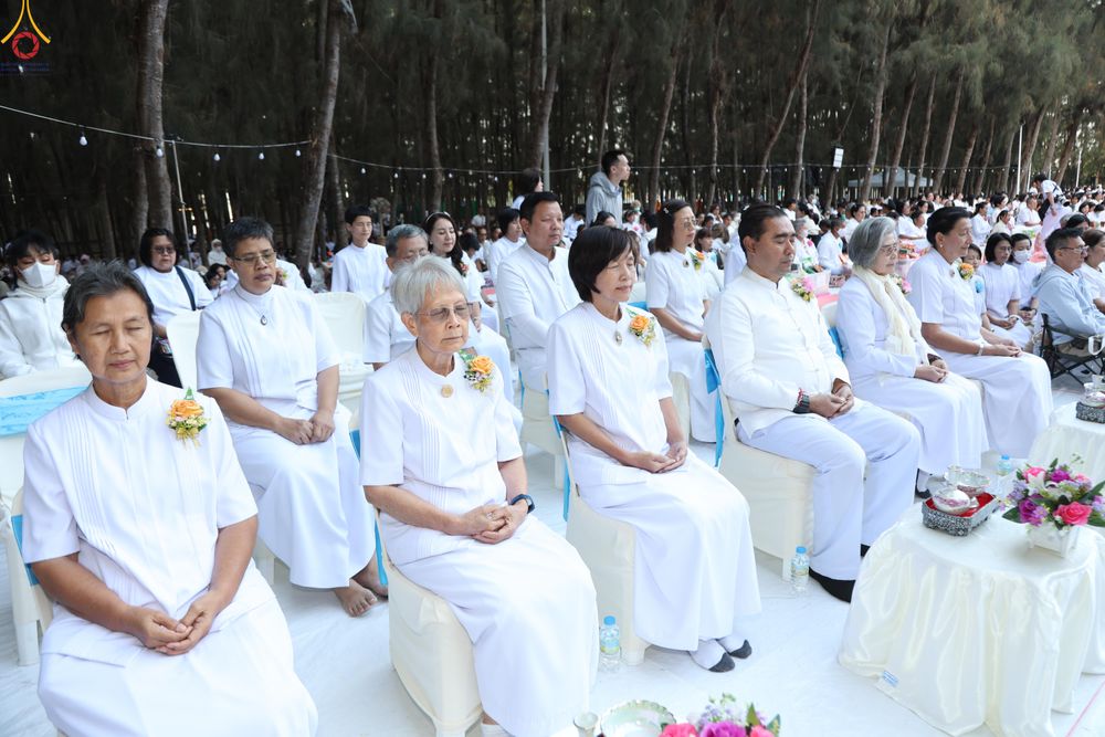 ภาพ No.289201:วันที่ 7 มกราคม พ.ศ. 2569 พิธีตักบาตรพระธรรมยาตรา ณ อนุสรณ์สถานลำดับที่ 1 สถานที่เกิดด้วยรูปกายเนื้อ อนุสรณ์สถานมหาวิหารพระมงคลเทพมุนี (โลตัสแลนด์) อ.สองพี่น้อง จ.สุพรรณบุรี ในโครงการธรรมยาตรา กตัญญูบูชา มหาปูชนียาจารย์ พระมงคลเทพมุนี(สด จนฺทสโร) พระผู้ป