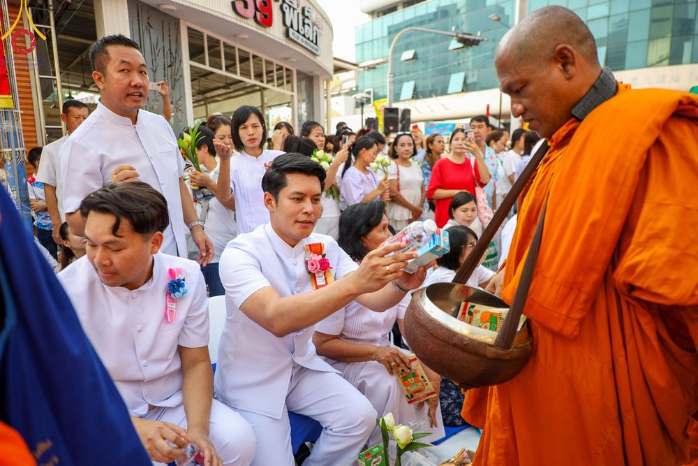ภาพ No.343200:วันอาทิตย์ที่ 16 สิงหาคม พ.ศ.2569 พิธีตักบาตรพระ 10,000 รูป นานาชาติ ปีที่ 23 คณะสงฆ์ 4 ประเทศ 14 จังหวัดภาคใต้ น้อมถวายเป็นพุทธบูชา ทำบุญเพื่อแม่- พ่อ ณ ถนนนิพัทธ์อุทิศ 3 อ.หาดใหญ่ จ.สงขลา