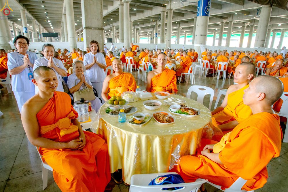 ภาพ No.325855:วันที่ 22 เมษายน พ.ศ.2569(วันคุ้มครองโลก) งานถวายมหาสังฆทาน 40,000 กว่าวัดทั่วประเทศ เจ้าหน้าที่ สาธุชน ร่วมใจจัดเตรียมภัตตาหารเพล (ชุด 2)