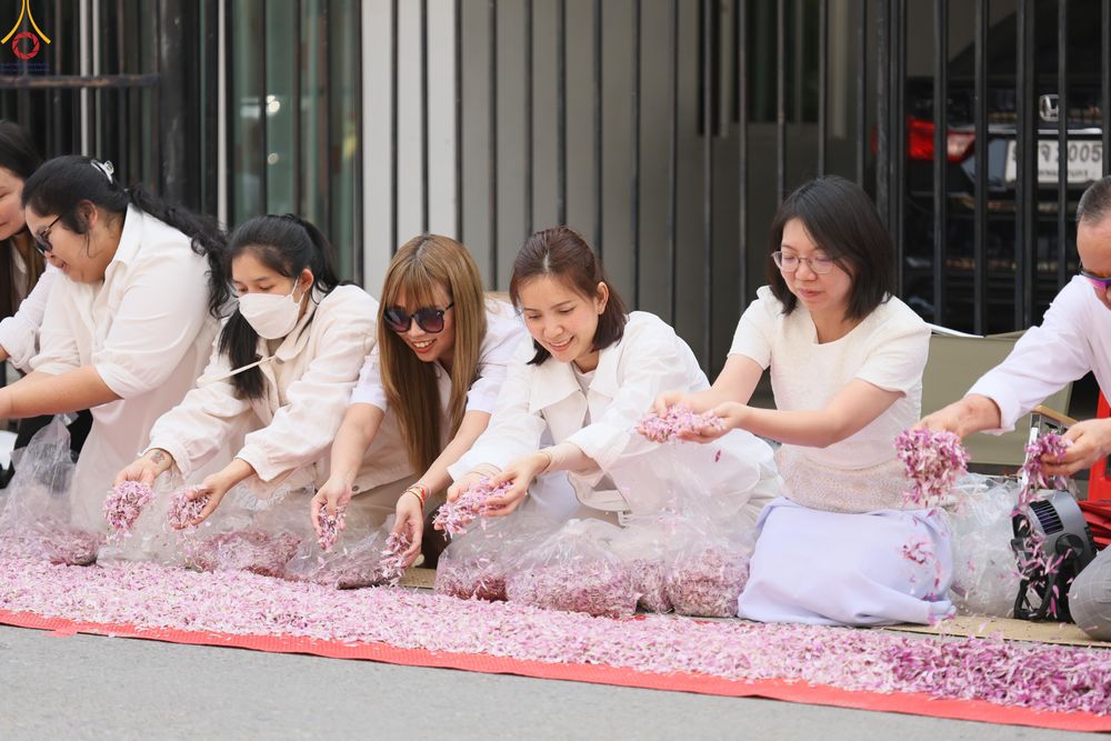 ภาพ No.295001:วันที่ 14 มกราคม พ.ศ. 2569 พิธีต้อนรับพระธรรมยาตรา อนุสรณ์สถานลำดับที่ 4  สถานที่เกิดด้วยกายธรรม ณ วัดโบสถ์บน ต.บางคูเวียง จ.นนทบุรี ในโครงการธรรมยาตรา กตัญญูบูชา มหาปูชนียาจารย์ พระมงคลเทพมุนี(สด จนฺทสโร) พระผู้ปราบมาร อนุสรณ์สถาน 7 แห่ง ปีที่ 14