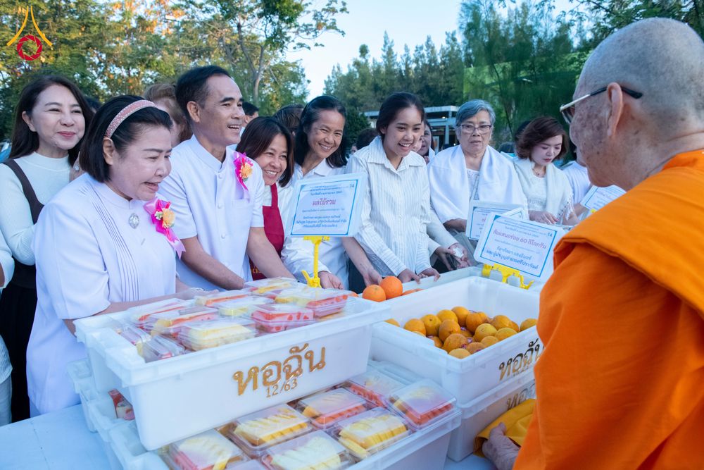 ภาพ No.288095:วันที่ 4 มกราคม พ.ศ. 2569 พิธีถวายภัตตาหารเป็นสังฆทาน แด่พระธรรมยาตรา ในโครงการธรรมยาตรา กตัญญูบูชา มหาปูชนียาจารย์ พระมงคลเทพมุนี(สด จนฺทสโร) พระผู้ปราบมาร อนุสรณ์สถาน 7 แห่ง ปีที่ 14 ณ อนุสรณ์สถานมหาวิหารพระมงคลเทพมุนี (โลตัสแลนด์) อ.สองพี่น้อง จ.สุพรร