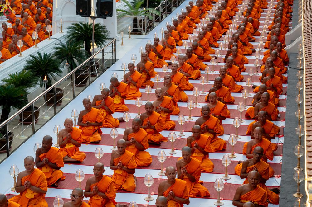 ภาพ No.297093:วันที่ 17 มกราคม พ.ศ. 2569 พิธีจุดประทีปถวายเป็นพุทธบูชา และบูชาธรรมมหาปูชนียาจารย์ (ภาพชุดที่ 2) ณ วัดโบสถ์บน ต.บางคูเวียง จ.นนทบุรี อนุสรณ์สถานลำดับที่ 4 สถานที่เกิดด้วยกายธรรม ในโครงการธรรมยาตรา กตัญญูบูชา มหาปูชนียาจารย์ พระมงคลเทพมุนี(สด จนฺทสโร) พร