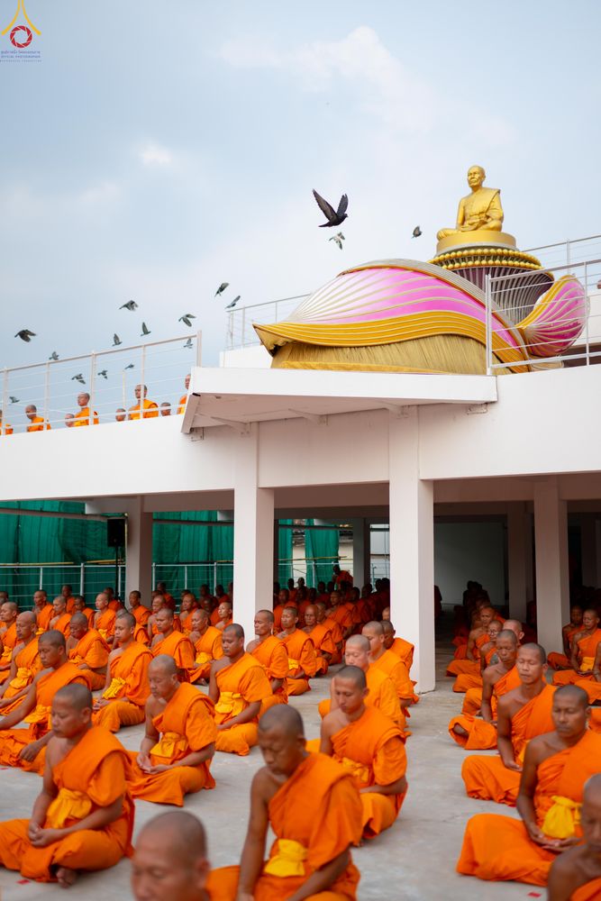 ภาพ No.300008:วันที่ 22 มกราคม พ.ศ.2569 พระธรรมยาตราปฏิบัติธรรม และถ่ายภาพหมู่ประวัติศาสตร์ ณ อาคารธรรมยาตรา กตัญญูบูชามหาปูชนียาจารย์  ตรงข้ามวัดปากน้ำภาษีเจริญ จ.กรุงเทพมหานคร ในโครงการธรรมยาตรา กตัญญูบูชา มหาปูชนียาจารย์ พระมงคลเทพมุนี(สด จนฺทสโร) พระผู้ปราบมาร อนุ