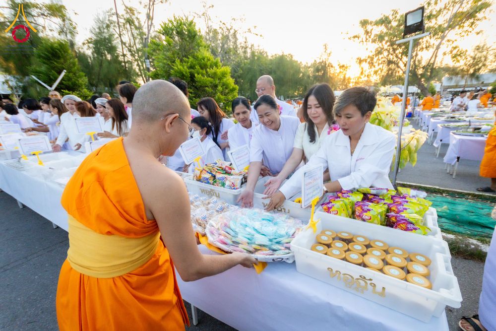 ภาพ No.288100:วันที่ 4 มกราคม พ.ศ. 2569 พิธีถวายภัตตาหารเป็นสังฆทาน แด่พระธรรมยาตรา ในโครงการธรรมยาตรา กตัญญูบูชา มหาปูชนียาจารย์ พระมงคลเทพมุนี(สด จนฺทสโร) พระผู้ปราบมาร อนุสรณ์สถาน 7 แห่ง ปีที่ 14 ณ อนุสรณ์สถานมหาวิหารพระมงคลเทพมุนี (โลตัสแลนด์) อ.สองพี่น้อง จ.สุพรร