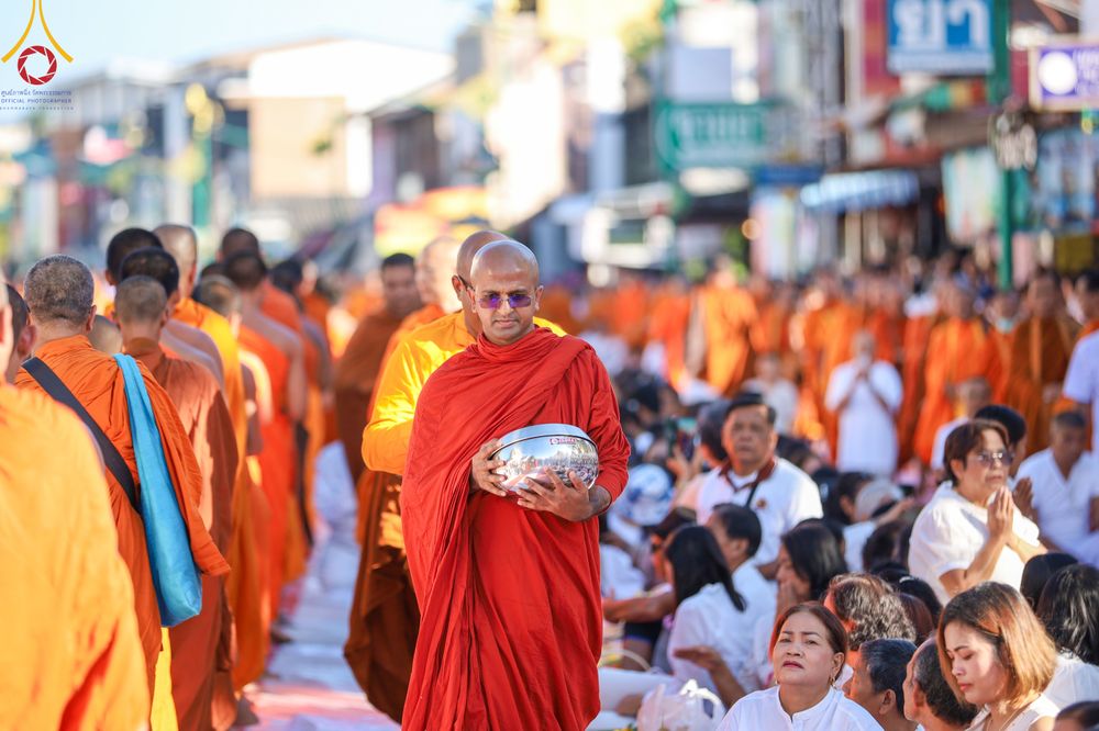 ภาพ No.311228:วันเสาร์ที่ 28 กุมภาพันธ์ พ.ศ. 2569 พิธีตักบาตรพระมหากุศล 11,250 รูป เฉลิมฉลอง 1,250 ปีศรีธรรมราชเจดีย์ สู่มรดกโลก ณ ถนนราชดำเนิน บริเวณหน้าวัดพระมหาธาตุวรมหาวิหาร อ.เมือง จ.นครศรีธรรมราช