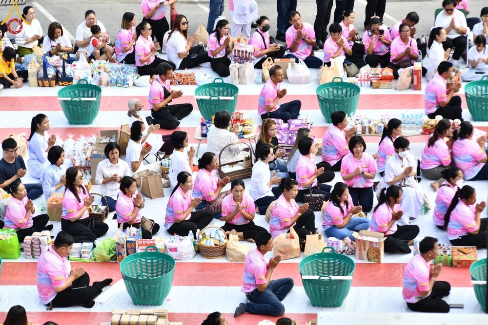 ภาพ No.150819:พิธีเจริญพระพุทธมนต์ และทำบุญตักบาตรแด่คณะสงฆ์ จำนวน 121 รูป เนื่องในโอกาสฉลองครบรอบ 120 ปี อำเภอคลองหลวง จังหวัดปทุมธานี เพื่อถวายเป็นพุทธบูชา ช่วยเหลือผู้ประสบความเดือดร้อนจากอุทกภัย และคณะสงฆ์ 323 วัด 4 จังหวัดชายแดนภาคใต้ วันเสาร์ที่ 31 สิงหาคม พ.ศ. 