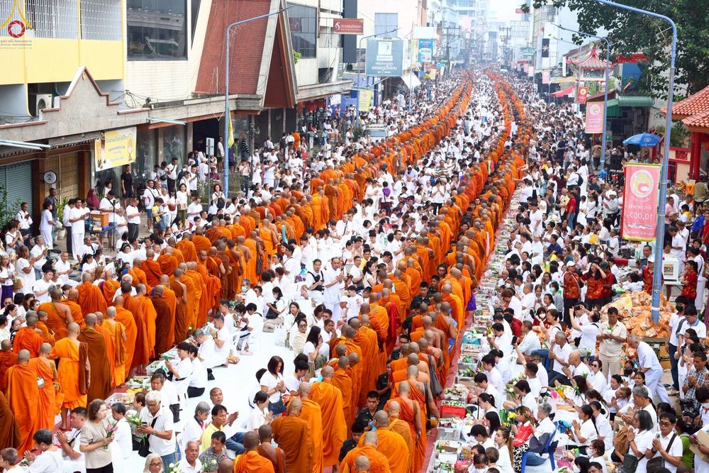 ภาพ No.236947:วันอาทิตย์ที่ 10 สิงหาคม พ.ศ. 2568 มหาสังฆทานครั้งยิ่งใหญ่ ตักบาตรพระ 10,000 รูป ถ.นิพัทธ์อุทิศ 3 ใจกลางนครหาดใหญ่ จ.สงขลา
