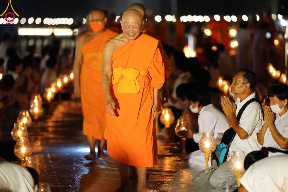 ภาพ No.97172:พิธีลอยกระทงธรรม ณ สระเศรษฐีทะเลบุญ มหาวิหารพระมงคลเทพมุนี (สด จนฺทสโร) และพิธีสวดธรรมจักร ครบ 5,899,999,999 จบ เนื่องในวันลอยกระทง วันพระขึ้น 15 ค่ำ เดือน 12 ณ วัดพระธรรมกาย จ.ปทุมธานี วันที่ 27 พฤศจิกายน พ.ศ. 2566