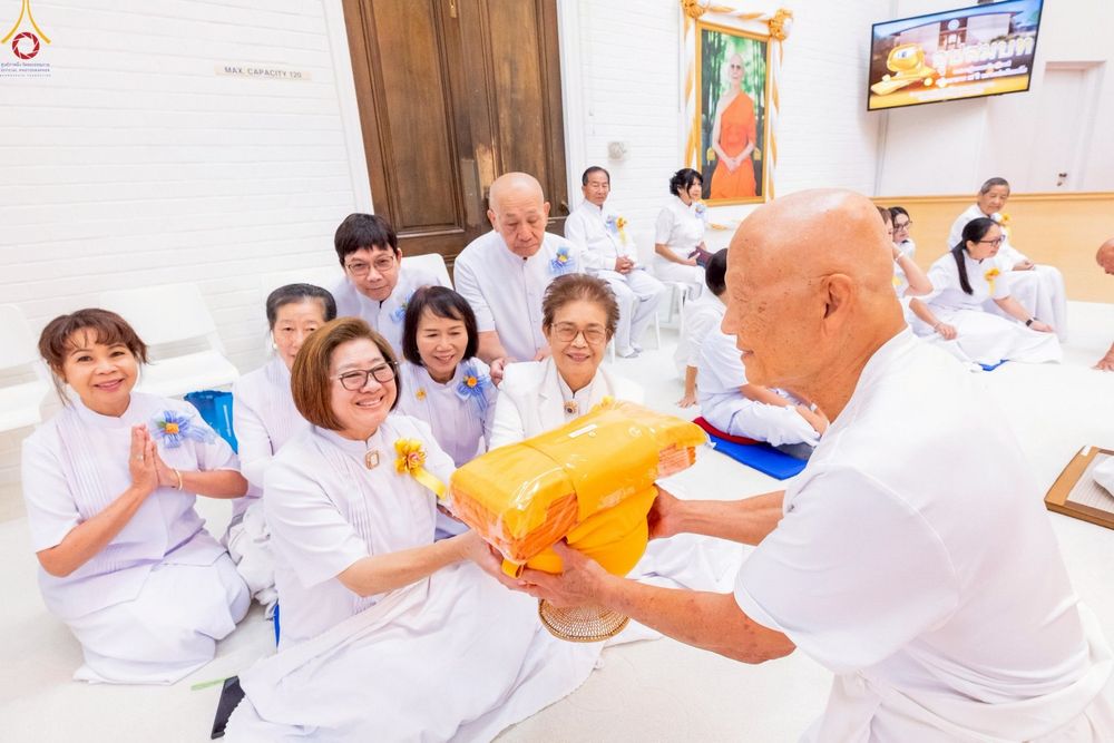 ภาพ No.252255:วันที่ 4-5 ตุลาคม พ.ศ. 2568  วัดพระธรรมกายแคลิฟอร์เนีย ประเทศสหรัฐอเมริกา ได้จัดพิธีตัดปอยผม โดยคณะสงฆ์ ญาติ ๆ และสาธุชน ให้กับนาคธรรมทายาท 8 ท่าน และได้จัดพิธีบรรพชา-อุปสมบท ฉลองพิธีทอดกฐินบรมจักรพรรดิ สร้างอุโบสถ 82 ปี บูชาธรรมหลวงพ่อธัมมชโย