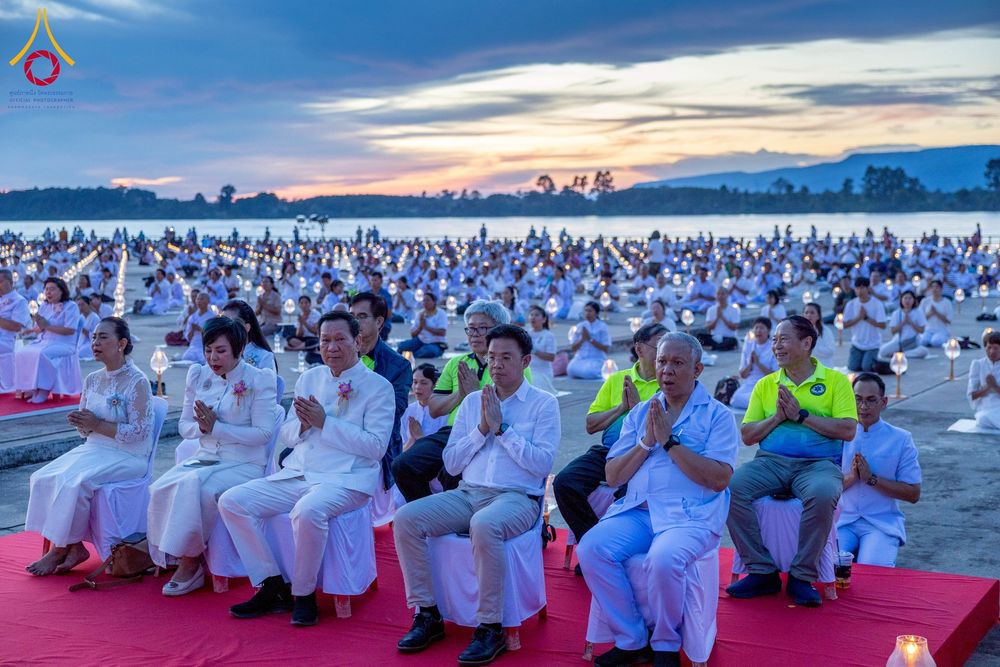 ภาพ No.250467:วันอังคารที่ 7 ตุลาคม พ.ศ. 2568 พิธีจุดประทีปบูชาพระรัตนตรัย ณ ลานธรรมปทุมรัตน์ธรรมเจดีย์ พุทธอุทยานนานาชาติ อ.โพนพิสัย จ.หนองคาย