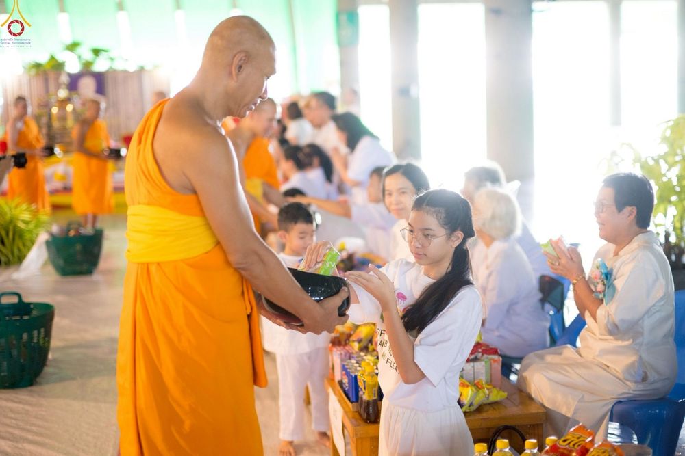 ภาพ No.246627:วันที่ 14 กันยายน พ.ศ. 2568 พิธีตักบาตรฉลองพระใหม่ ในโครงการอุปสมบทหมู่บูชาธรรม ครบรอบ108ปี วันครูผู้ค้นพบวิชชาธรรมกาย ณ วิหารคด วัดพระธรรมกาย