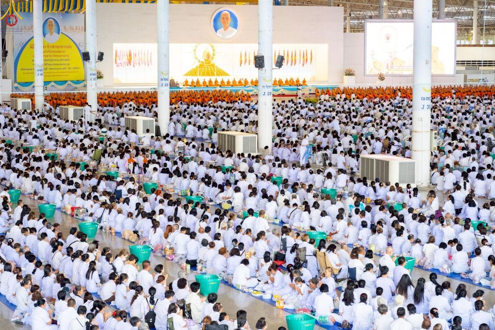 ภาพ No.263904:วันอาทิตย์ที่ 2 พฤศจิกายน พ.ศ. 2568 พิธีตักบาตรอาทิตย์ต้นเดือน ณ บ้านแก้วเรือนทองคุณยายฯ วัดพระธรรมกาย