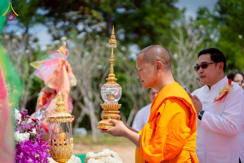 ภาพ No.255489:วันที่ 13 ตุลาคม พ.ศ. 2568 พิธีบรรจุพระบรมสารีริกธาตุ ผูกผ้า 7 สี เพื่อความเป็นสิริมงคล  และ ยกช่อฟ้า ประดิษฐานบนหลังคาอุโบสถวัดทุ่งเจริญธรรม ถวายบูชาธรรม 81 ปี หลวงพ่อธัมมชโย โดยคณะศิษยานุศิษย์ ณ วัดทุ่งเจริญธรรม อ.อมก๋อย จ.เชียงใหม่