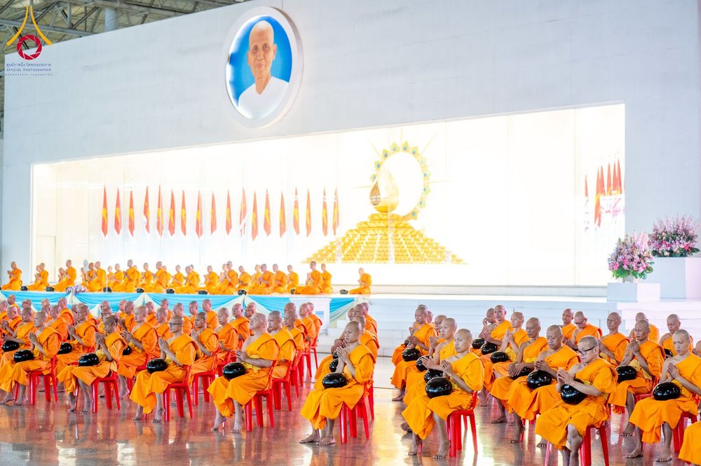 ภาพ No.256788:วันที่ 5 ตุลาคม พ.ศ. 2568 พิธีตักบาตร ข้าวสารอาหารแห้ง ณ บ้านแก้วเรือนทองคุณยายฯ สภาธรรมกายสากล วัดพระธรรมกาย