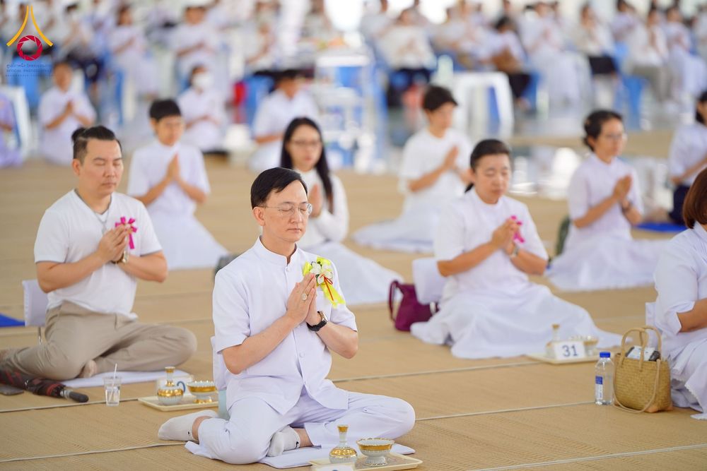 ภาพ No.268324:วันที่ 8 พฤศจิกายน พ.ศ. 2568 พิธีถวายภัตตาหารเมนูสวรรค์ เพื่อการบรรลุธรรม ณ หอฉันคุณยายอาจารย์ฯ วัดพระธรรมกาย