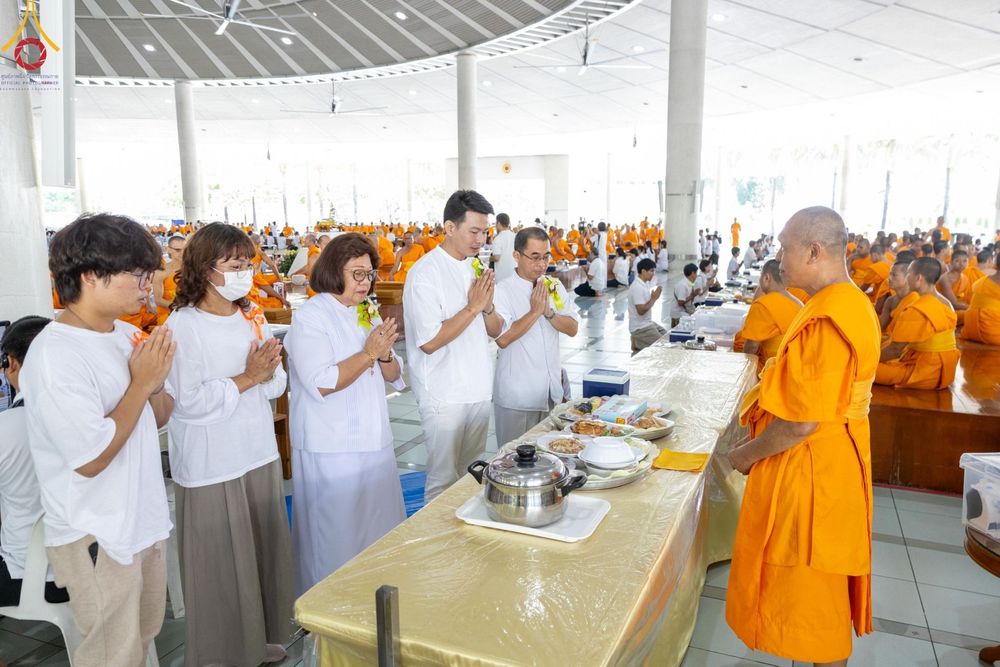 ภาพ No.165797:พิธีถวายภัตตาหารเมนูสวรรค์ วันที่ 26 ตุลาคม พ.ศ. 2567 ณ หอฉันคุณยายอาจารย์ฯ วัดพระธรรมกาย