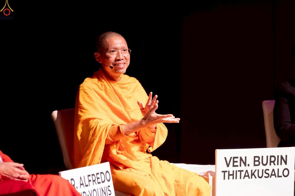 ภาพ No.249775:วันอาทิตย์ที่ 28 กันยายน พ.ศ. 2568 การปฏิบัติธรรมบูชาธรรม 108 ปี แห่งการบรรลุธรรมของหลวงปู่วัดปากน้ำ ได้จุดประทีปสันติภาพไปทั่วโลก และได้ร่วมเสวนาทางปัญญา เพื่อการขยายพระพุทธศาสนาวิชชาธรรมกายไปทั่วโลก  ในงาน HTC Newyork USA