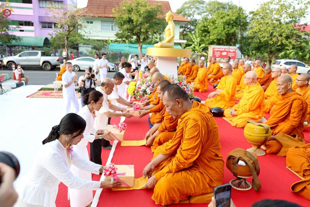 ภาพ No.235170:วันอาทิตย์ที่ 27 กรกฎาคม พ.ศ. 2568 พิธีตักบาตรพระ1,000 รูป ทำบุญเมืองพัทลุง ประธานสงฆ์ พระปริยัติวชิโรดม  เจ้าคณะจังหวัดพัทลุง ประธานฆราวาส นายรัฐศาสตร์ ชิดชู  ผู้ว่าราชการจังหวัดพัทลุง
