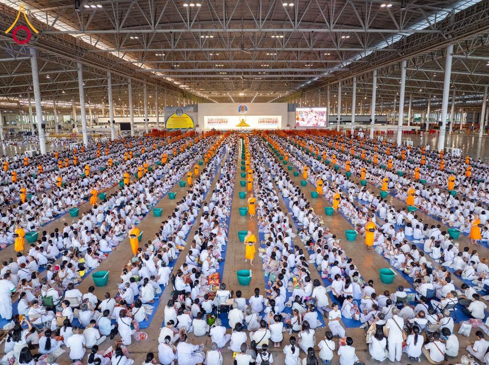 ภาพ No.209350:วันอาทิตย์ที่ 2 มีนาคม พ.ศ. 2568 พิธีตักบาตร ข้าวสารอาหารแห้ง ณ บ้านแก้วเรือนทองคุณยายฯ สภาธรรมกายสากล วัดพระธรรมกาย