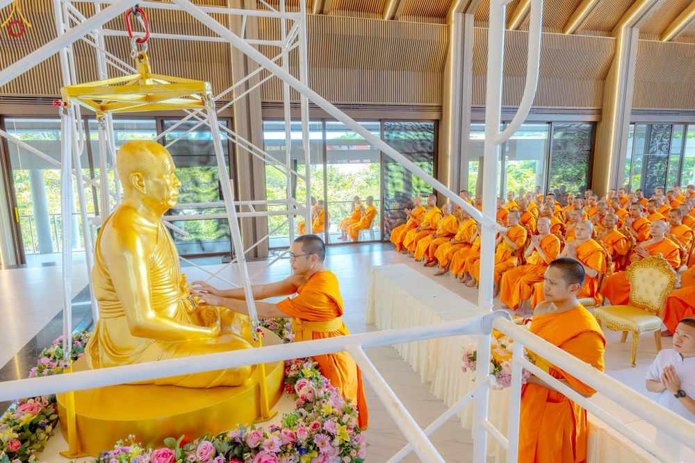 ภาพ No.249201:วันที่ 20 กันยายน พ.ศ. 2568 พิธีประดิษฐานรูปหล่อหลวงปู่วัดปากน้ำ ภาษีเจริญ ณ วิหารพระมงคลเทพมุนี (สด จนฺทสโร) ศูนย์ปฏิบัติธรรมภูเก็ต จ.ภูเก็ต