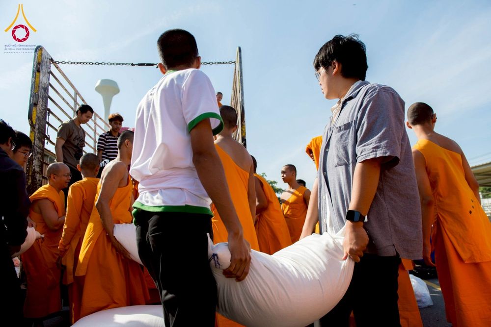 ภาพ No.273694:วันที่ 27 พฤศจิกายน พ.ศ. 2568 คณะศิษยานุศิษย์วัดพระธรรมกาย มูลนิธิธรรมกาย มอบอาหารและสิ่งของความช่วยเหลือให้พี่น้องชาวใต้ ผู้ประสบอุทกภัยน้ำท่วม