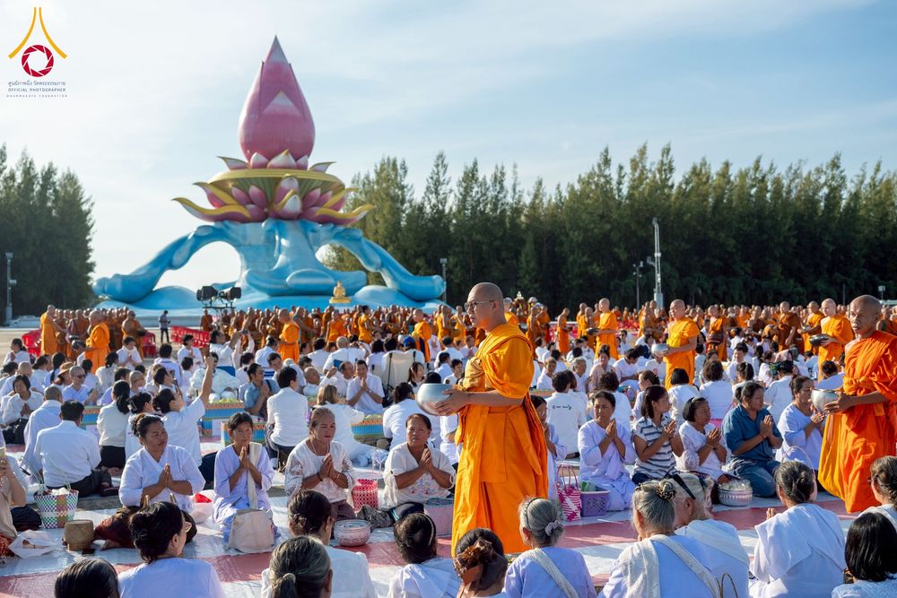 ภาพ No.250558:วันพุธที่ 8 ตุลาคม พ.ศ. 2568 พิธีตักบาตรเทโวโรหณะ ณ ลานธรรมปทุมรัตน์ธรรมเจดีย์ พุทธอุทยานนานาชาติ อ.โพนพิสัย จ.หนองคาย