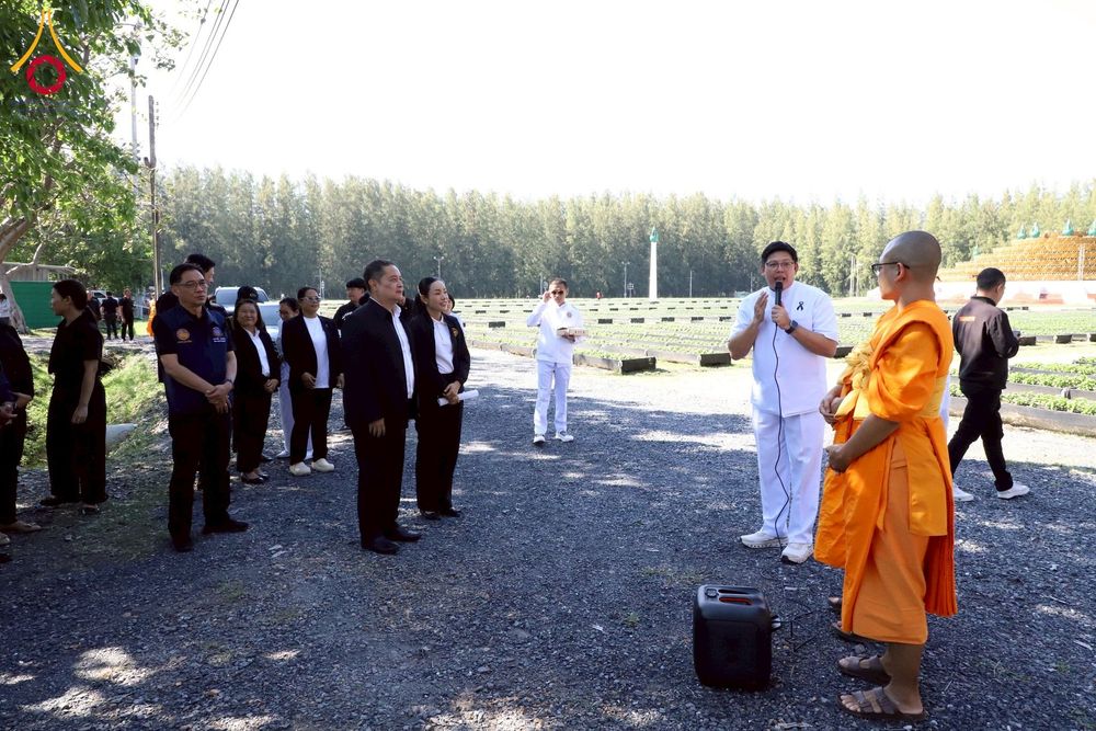 ภาพ No.271939:วันที่ 22 พฤศจิกายน พ.ศ. 2568 ผู้ว่าฯ ปทุมธานี ลงพื้นที่เยี่ยม “อำเภอคลองหลวง” พร้อมชมการเตรียมความพร้อมเทศกาลสวนดอกไม้ปทุมธานี “ทุ่งสวรรค์ ตะวันฉาย” ณ วัดพระธรรมกาย