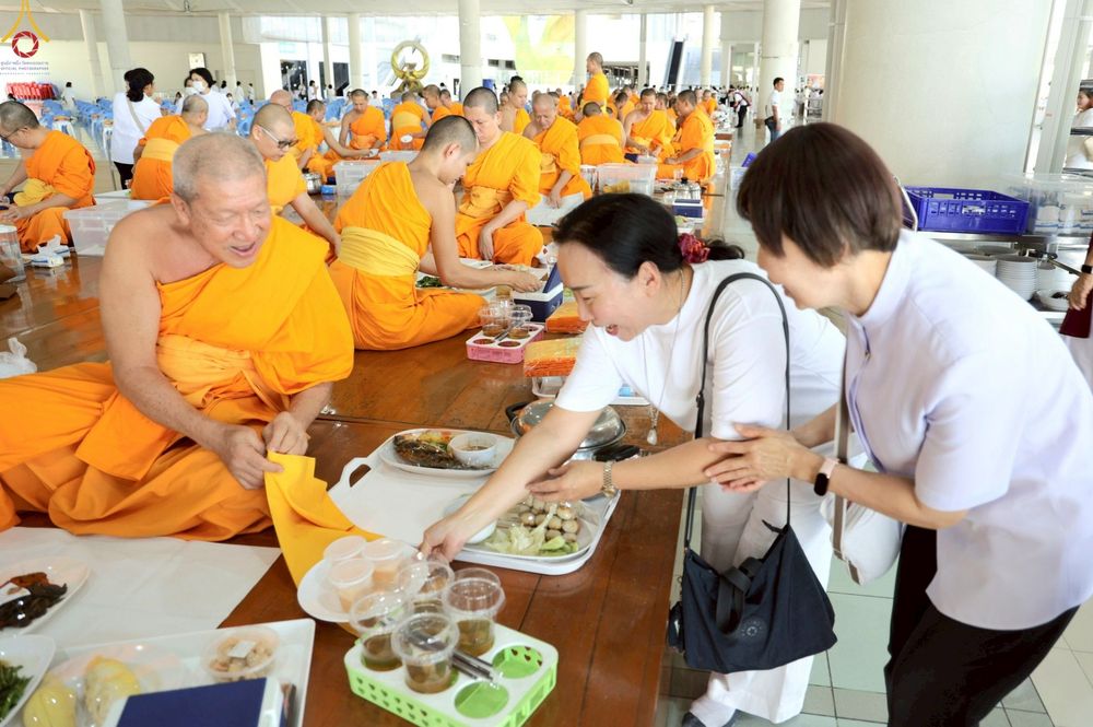 ภาพ No.231917:วันที่ 5 กรกฎาคม พ.ศ. 2568 พิธีถวายภัตตาหารเมนูสวรรค์ เพื่อการบรรลุธรรม ณ หอฉันคุณยายอาจารย์ฯ วัดพระธรรมกาย