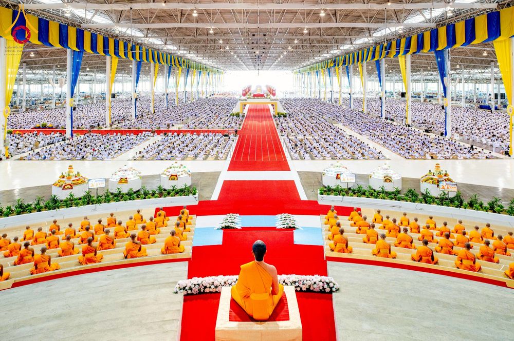 ภาพ No.264320:วันอาทิตย์ที่ 2 พฤศจิกายน พ.ศ. 2568 พิธีบูชาข้าวพระ ณ สภาธรรมกายสากล วัดพระธรรมกาย