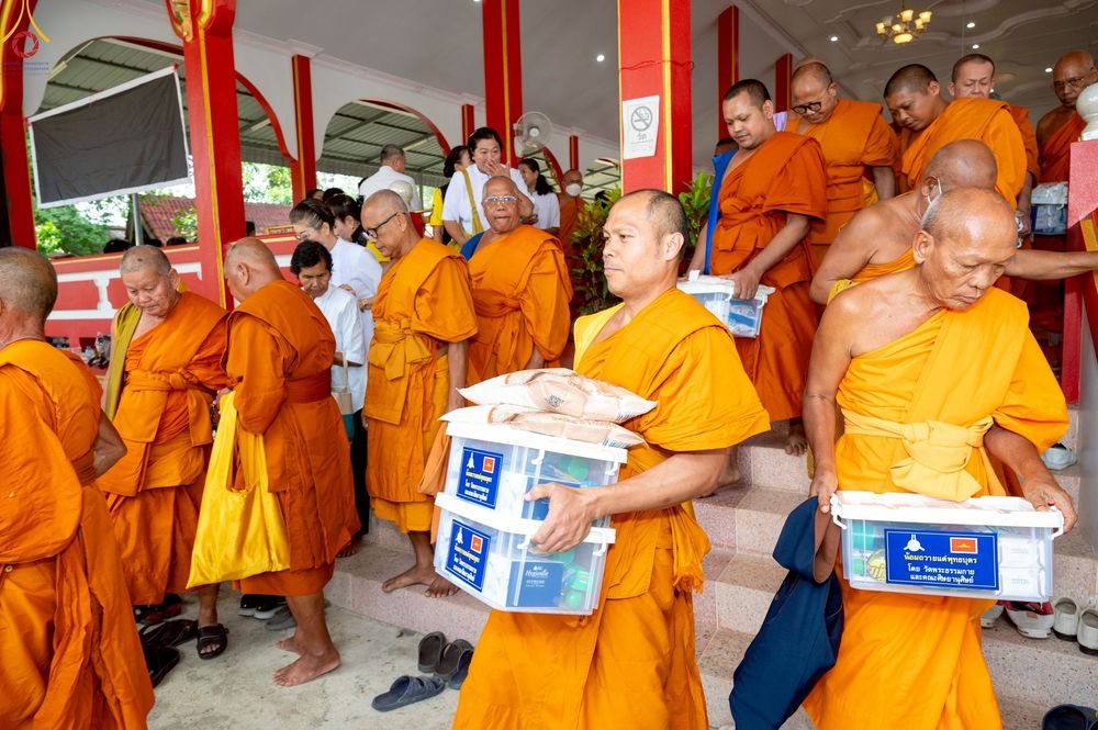 ภาพ No.234547:วันพฤหัสบดีที่ 24 กรกฎาคม พ.ศ. 2568 พิธีถวายสังฆทานแก่คณะสงฆ์ 323 วัด , พิธีมอบกองทุนหนุนแรงใจช่วยครูใต้ , พิธีทำบุญส่วนกุศลแด่ผู้วายชนม์ ในเหตุการณ์ความไม่สงบ 4 จังหวัด ชายแดนภาคใต้ (ปัตตานี , ยะลา , นราธิวาส , สงขลา) ปีที่ 21 ครั้งที่ 179 ณ วัดเวฬุวัน 