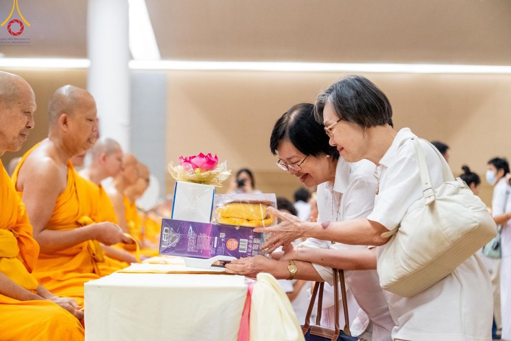 ภาพ No.145401:พิธีถวายผ้าอาบน้ำฝนและประทีปโคมไฟ ณ สภาธรรมกายสากล วัดพระธรรมกาย วันเสาร์ที่ 20 กรกฎาคม พ.ศ. 2567