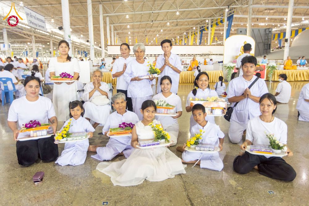 ภาพ No.256935:วันที่ 5 ตุลาคม พ.ศ. 2568 พิธีตักบาตร ข้าวสารอาหารแห้ง ณ บ้านแก้วเรือนทองคุณยายฯ สภาธรรมกายสากล วัดพระธรรมกาย