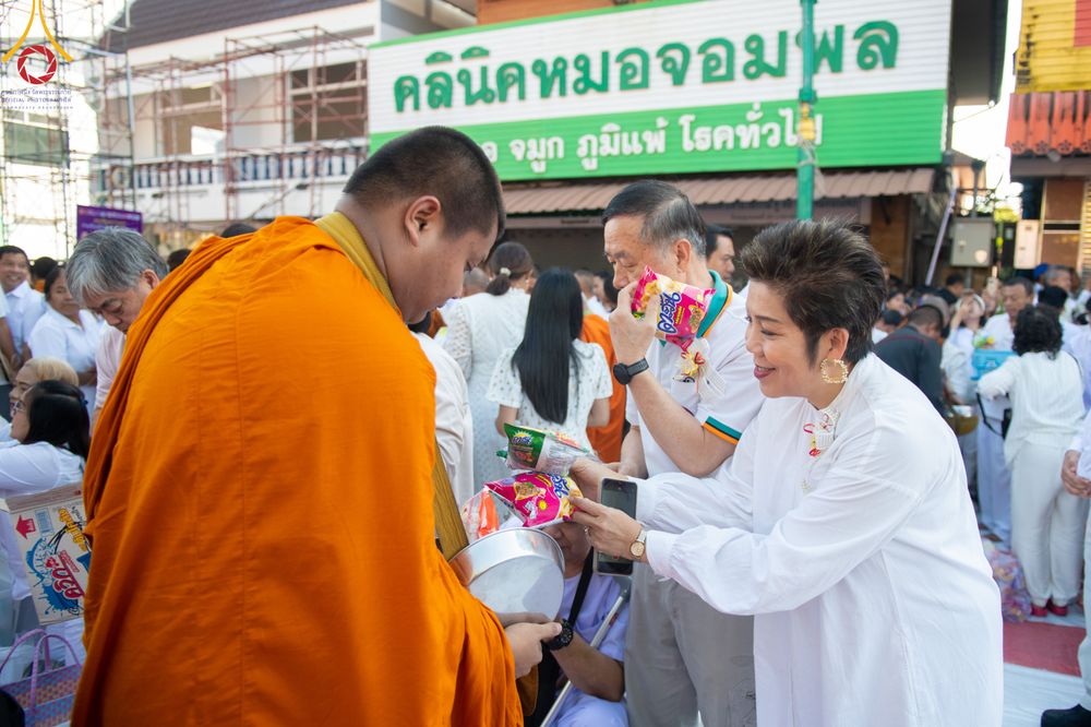 ภาพ No.311242:วันเสาร์ที่ 28 กุมภาพันธ์ พ.ศ. 2569 พิธีตักบาตรพระมหากุศล 11,250 รูป เฉลิมฉลอง 1,250 ปีศรีธรรมราชเจดีย์ สู่มรดกโลก ณ ถนนราชดำเนิน บริเวณหน้าวัดพระมหาธาตุวรมหาวิหาร อ.เมือง จ.นครศรีธรรมราช