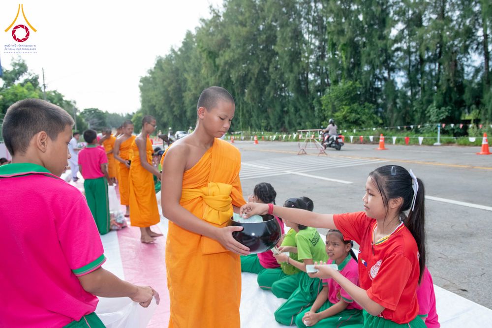 ภาพ No.342575:วันที่ 5 สิงหาคม พ.ศ. 2569  กิจกรรมตักบาตรโครงการรักความดี เพื่อเผยแผ่งานพระพุทธศาสนา  ศูนย์คมนาคม วัดพระธรรมกาย ณ โรงเรียนสังข์อ่ำ อ.คลองหลวง จ.ปทุมธานี