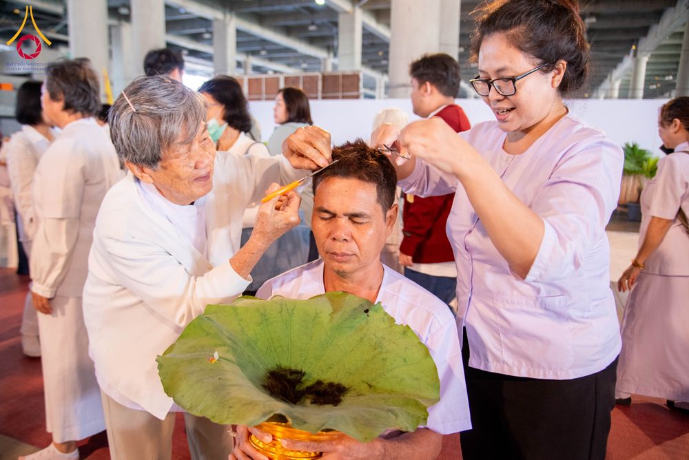 ภาพ No.293618:วันที่ 10 มกราคม พ.ศ. 2569 พิธีปลงผมธรรมทายาทบูชาธรรม 117  ปี คุณยายอาจารย์ฯ ณ วิหารคด วัดพระธรรมกาย ปทุมธานี