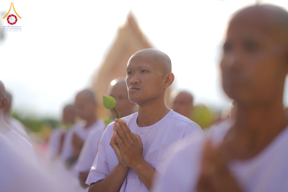 ภาพ No.278536:วันอาทิตย์ที่ 14 ธันวาคม พ.ศ.2568  พิธีเวียนประทักษิณ พิธีวันทาสีมาพระประธาน โครงการบวชบูชาธรรมมหาปูชนียาจารย์ ของศูนย์ปฏิบัติธรรมบุรีรัมย์ ณ วัดกลาง พระอารามหลวง จังหวัดบุรีรัมย์