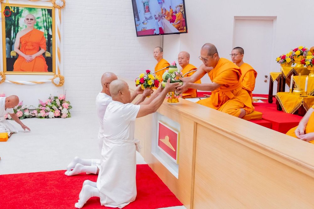 ภาพ No.252264:วันที่ 4-5 ตุลาคม พ.ศ. 2568  วัดพระธรรมกายแคลิฟอร์เนีย ประเทศสหรัฐอเมริกา ได้จัดพิธีตัดปอยผม โดยคณะสงฆ์ ญาติ ๆ และสาธุชน ให้กับนาคธรรมทายาท 8 ท่าน และได้จัดพิธีบรรพชา-อุปสมบท ฉลองพิธีทอดกฐินบรมจักรพรรดิ สร้างอุโบสถ 82 ปี บูชาธรรมหลวงพ่อธัมมชโย