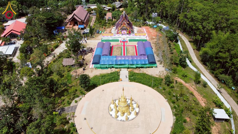 ภาพ No.255498:วันที่ 13 ตุลาคม พ.ศ. 2568 พิธีบรรจุพระบรมสารีริกธาตุ ผูกผ้า 7 สี เพื่อความเป็นสิริมงคล  และ ยกช่อฟ้า ประดิษฐานบนหลังคาอุโบสถวัดทุ่งเจริญธรรม ถวายบูชาธรรม 81 ปี หลวงพ่อธัมมชโย โดยคณะศิษยานุศิษย์ ณ วัดทุ่งเจริญธรรม อ.อมก๋อย จ.เชียงใหม่