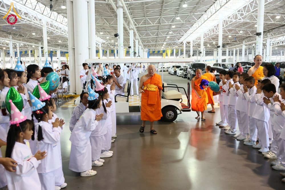 ภาพ No.185279:พิธีถวายมหาสังฆทาน 1,000 วัด ในวาระอายุวัฒนมงคล 84 ปี หลวงพ่อทัตตชีโว วันอาทิตย์ที่ 22 ธันวาคม พ.ศ. 2567 ณ สภาธรรมกายสากล วัดพระธรรมกาย