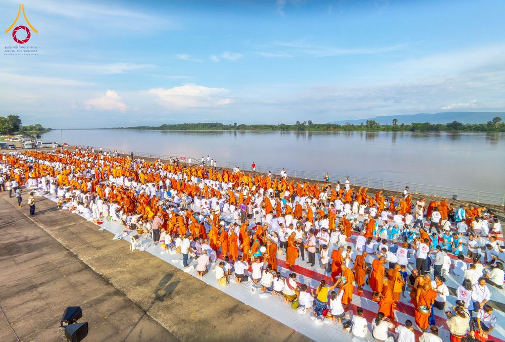 ภาพ No.250567:วันพุธที่ 8 ตุลาคม พ.ศ. 2568 พิธีตักบาตรเทโวโรหณะ ณ ลานธรรมปทุมรัตน์ธรรมเจดีย์ พุทธอุทยานนานาชาติ อ.โพนพิสัย จ.หนองคาย