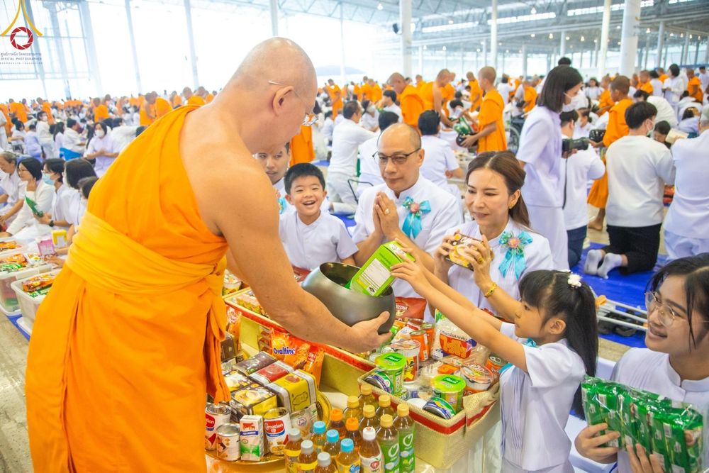 ภาพ No.205882:พิธีตักบาตร และ พิธีบูชาข้าวพระ ในวันอาทิตย์ต้นเดือน 2 กุมภาพันธ์ พ.ศ. 2568 ณ สภาธรรมกายสากล วัดพระธรรมกาย