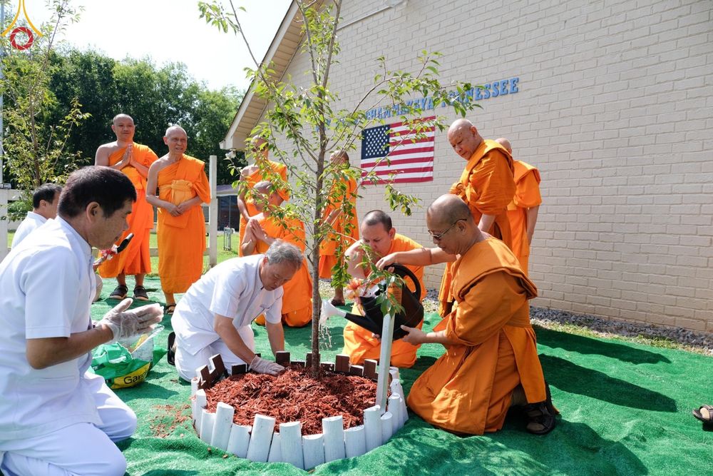 ภาพ No.142950:พิธีเจริญพระพุทธมนต์ โปรยรัตนชาติ เพื่อความเป็นสิริมงคล  ณ พื้นที่ก่อสร้างอาคารปฏิบัติธรรม “แก้วธรรมชัยรัตนอนันต์”  วัดพระธรรมกายเทนเนสซี ประเทศสหรัฐอเมริกา วันอังคารที่ 2 กรกฎาคม พ.ศ. 2567