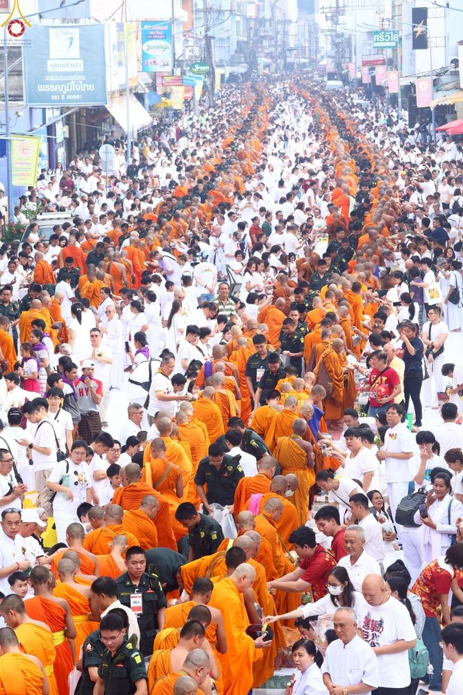 ภาพ No.236956:วันอาทิตย์ที่ 10 สิงหาคม พ.ศ. 2568 มหาสังฆทานครั้งยิ่งใหญ่ ตักบาตรพระ 10,000 รูป ถ.นิพัทธ์อุทิศ 3 ใจกลางนครหาดใหญ่ จ.สงขลา