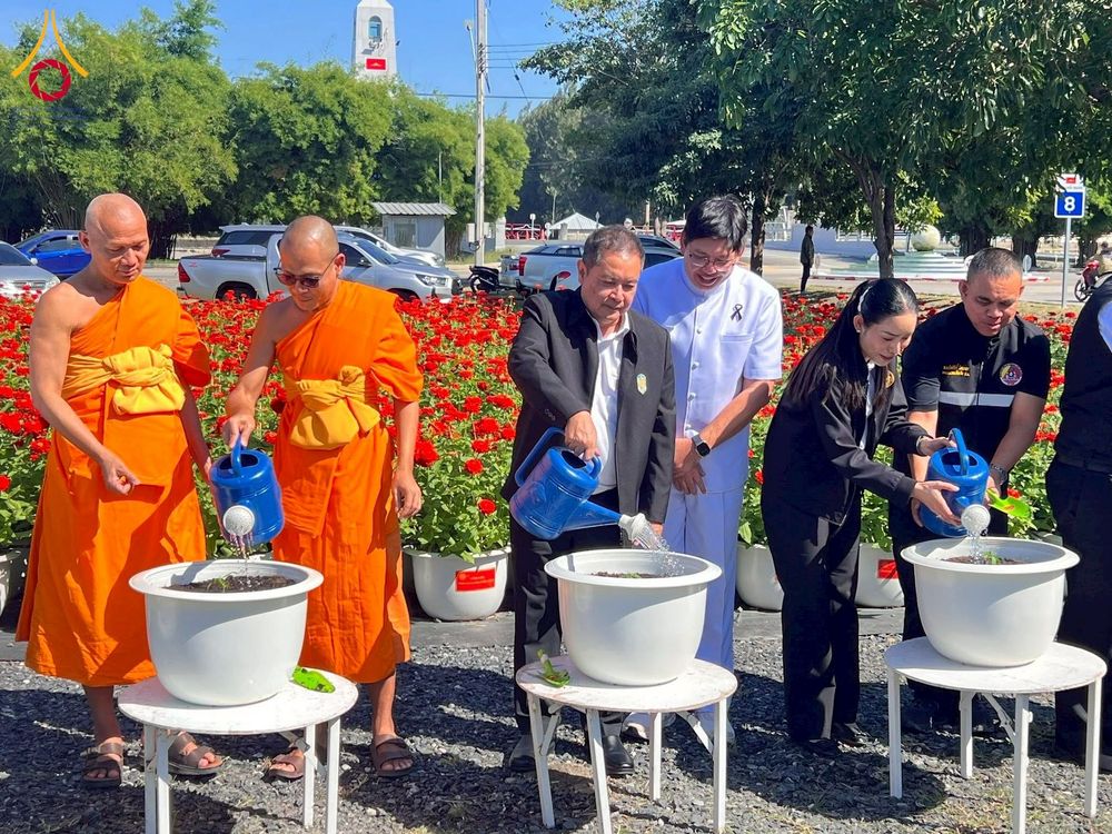 ภาพ No.271948:วันที่ 22 พฤศจิกายน พ.ศ. 2568 ผู้ว่าฯ ปทุมธานี ลงพื้นที่เยี่ยม “อำเภอคลองหลวง” พร้อมชมการเตรียมความพร้อมเทศกาลสวนดอกไม้ปทุมธานี “ทุ่งสวรรค์ ตะวันฉาย” ณ วัดพระธรรมกาย