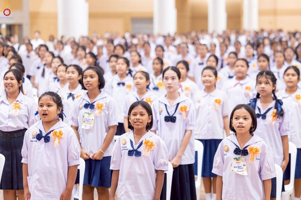ภาพ No.245944:วันเสาร์ที่ 13 กันยายน พ.ศ. 2568 พิธีมอบผ้าไตรประธานกฐินสัมฤทธิ์เด็กดี V-Star ณ สภาธรรมกายสากล วัดพระธรรมกาย