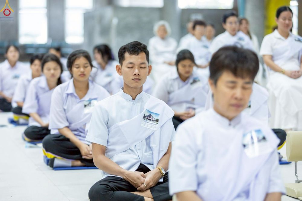 ภาพ No.249100:วันที่ 26-28 กันยายน พ.ศ. 2568 โครงการอบรม อุบาสกแก้ว อุบาสิกาแก้ว รุ่นที่ 3  ณ ศูนย์ปฏิบัติธรรมสมุทรปราการ ได้รับความเมตตาจากคณะสงฆ์ในพื้นที่  รวมถึงผู้บริหารสถานศึกษา ที่นำนักเรียนระดับมัธยมปลาย  มารับฟังข้อมูลเพื่อที่จะเป็นกำลังสำคัญ ในการเข้าร่วมขบวน